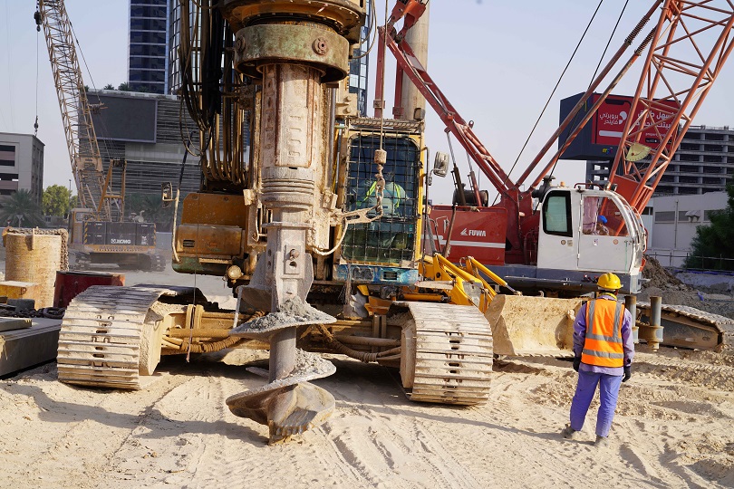 اعمال البناء في برج كافالي في دبي 