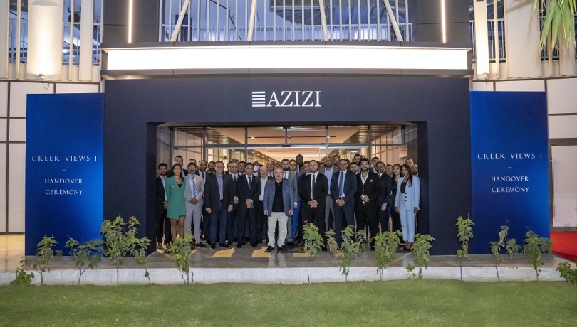 مرويس وفرهاد عزيزي خلال حفل تسليم المبنى Photo source : Azizi Developments