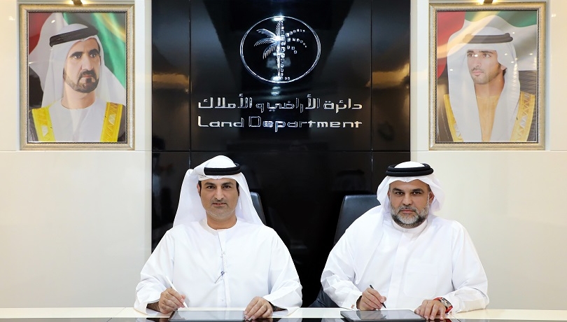 ماجد المري وبدر القرقاوي خلال توقيع مذكرة التفاهم المشتركة Image Credit : Dubai Land Department