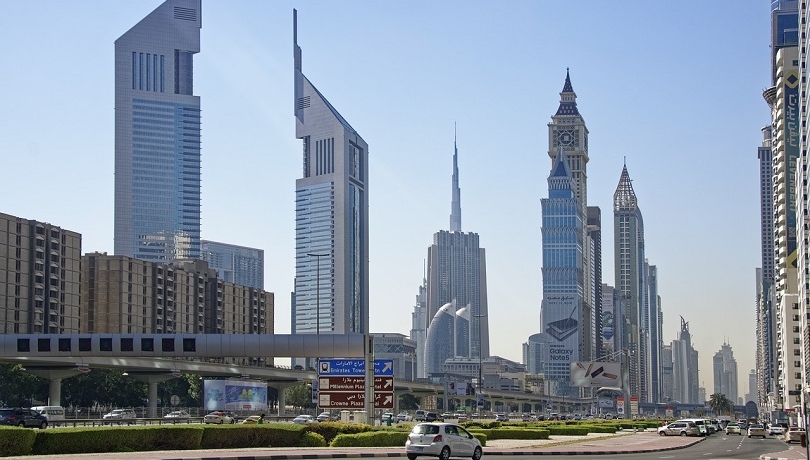 تعمل شركة عزيزي على بناء أطول برج في العالم في دبي Sheikh Zayed Road. Image by Makalu from Pixabay